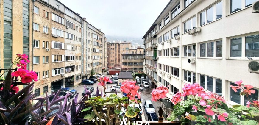 Stan sa parkingom u srcu grada / Centar