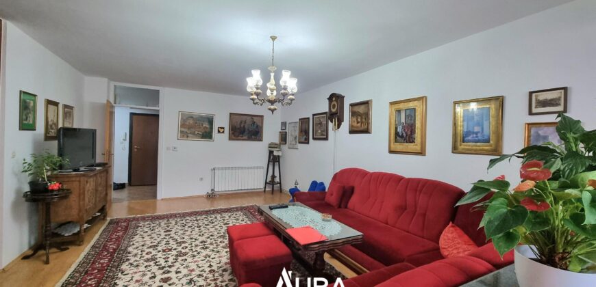 Stan sa parkingom u srcu grada / Centar