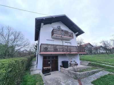 Kuća na prostranom placu / Ilidža
