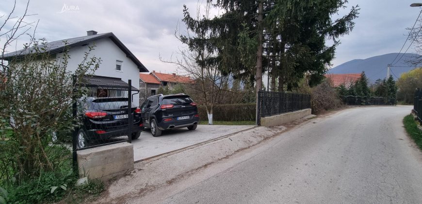 Kuća na prostranom placu / Ilidža