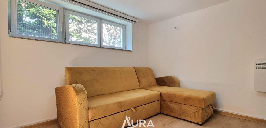 Stan sa dvorištem / Centar