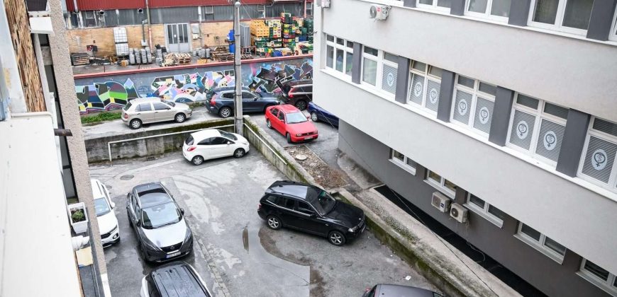 Top stan sa parkingom / Lift / Vijećnica