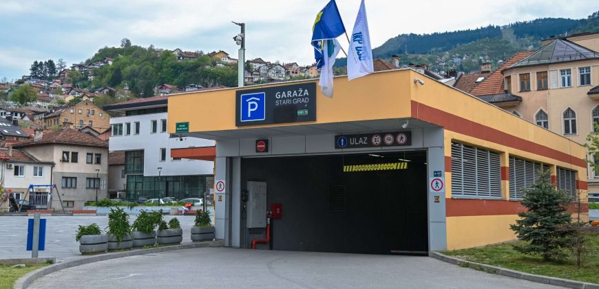 Top stan sa parkingom / Lift / Vijećnica