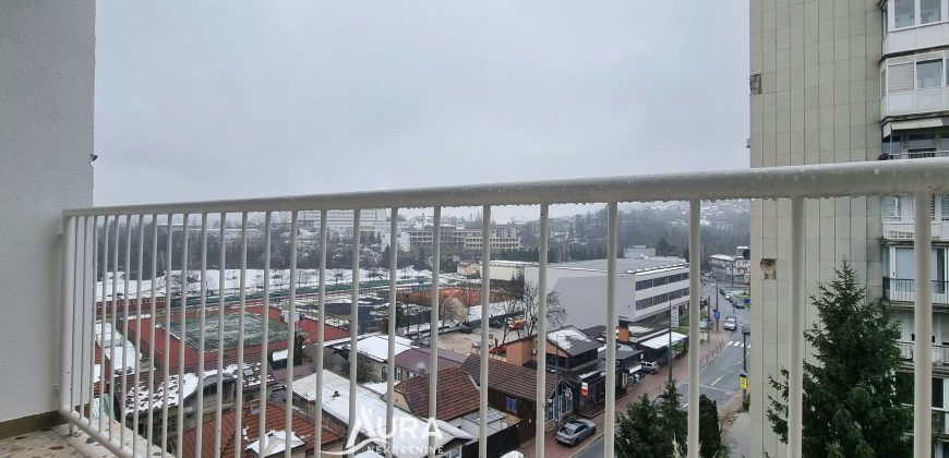 Renoviran i namješten stan / Centar, Jezero