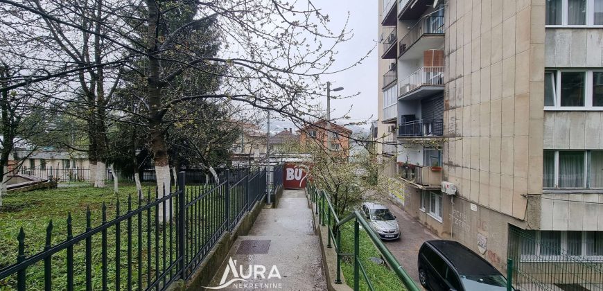 Renoviran i namješten stan / Centar, Jezero