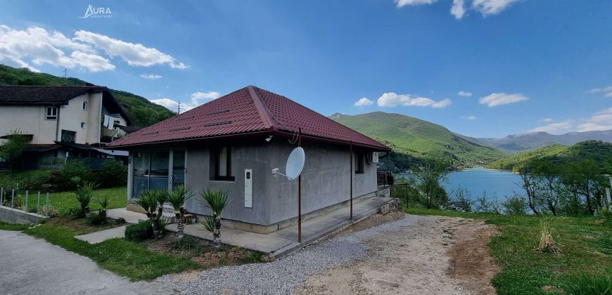 Kuća sa pogledom na Jablaničko jezero
