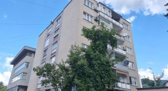 Dvosoban stan / 2. sprat/ Centar