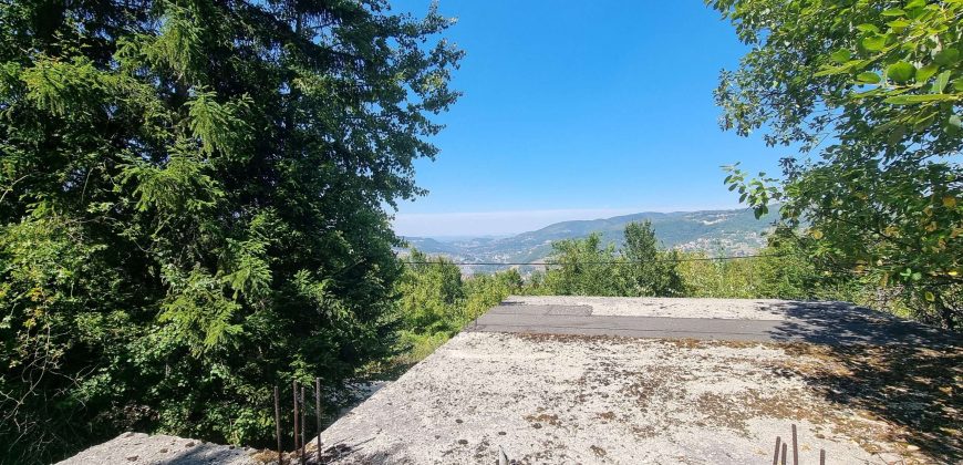 Top građevinsko zemljište sa objektom / Sarajevo